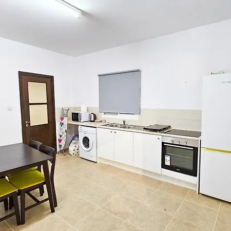 Sky Line Rooms, 150m From Chabad Lubavitch アパート ラルナカ